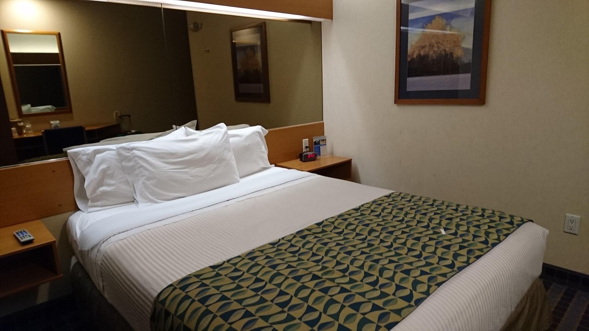 Microtel Inn & Suites By Wyndham Chihuahua Esterno foto