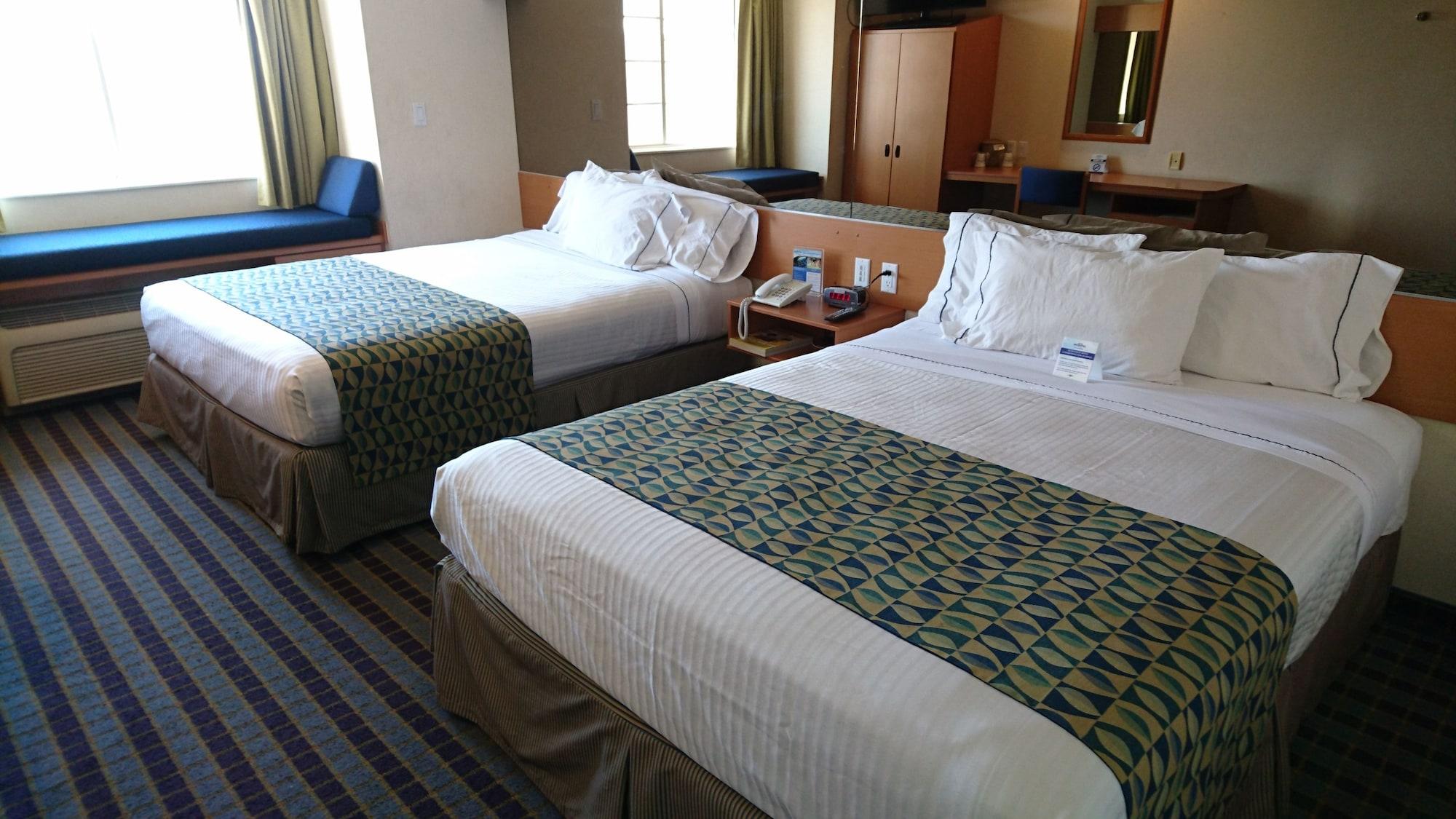 Microtel Inn & Suites By Wyndham Chihuahua Esterno foto
