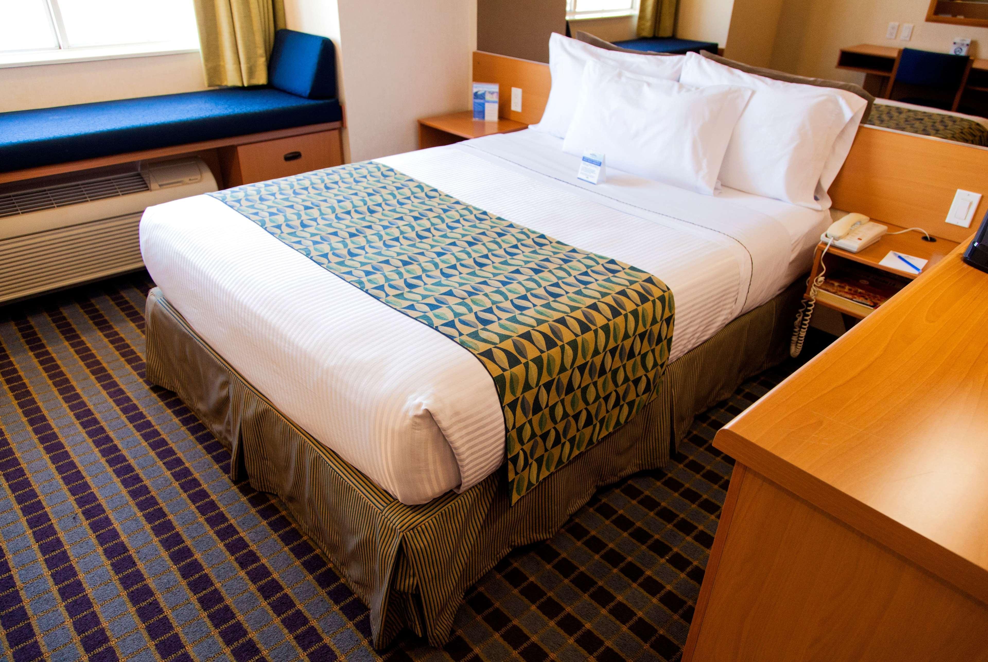 Microtel Inn & Suites By Wyndham Chihuahua Esterno foto