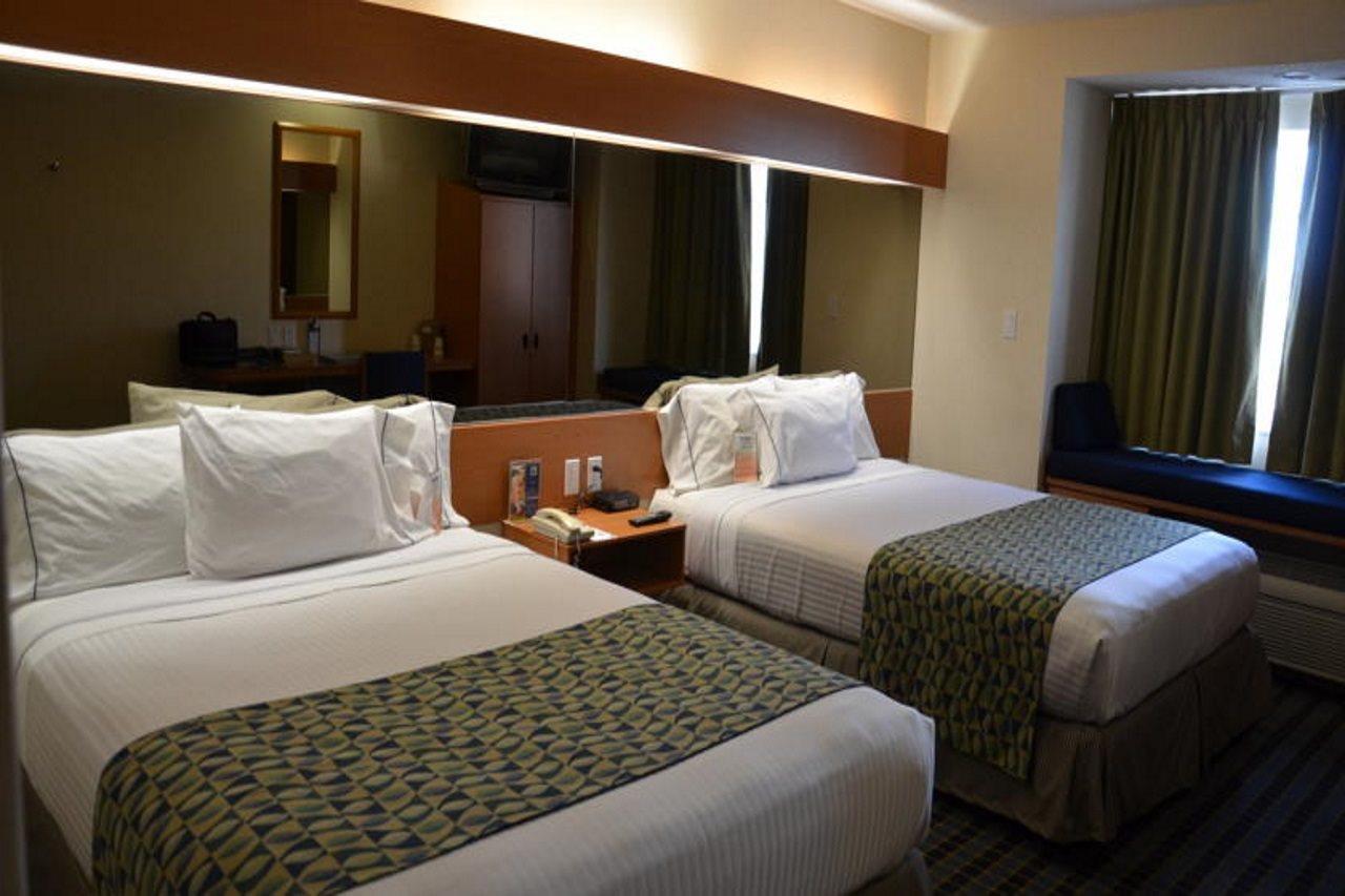 Microtel Inn & Suites By Wyndham Chihuahua Esterno foto