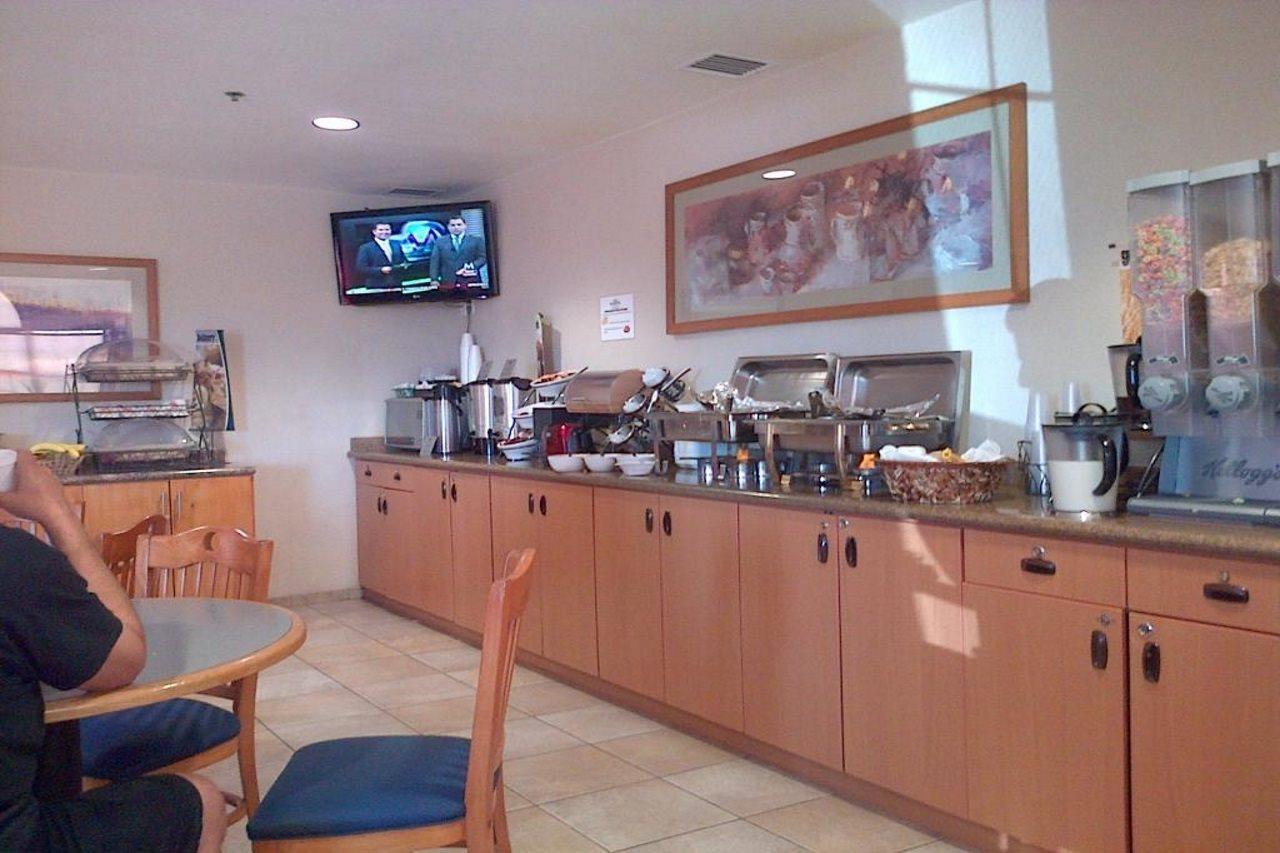Microtel Inn & Suites By Wyndham Chihuahua Esterno foto