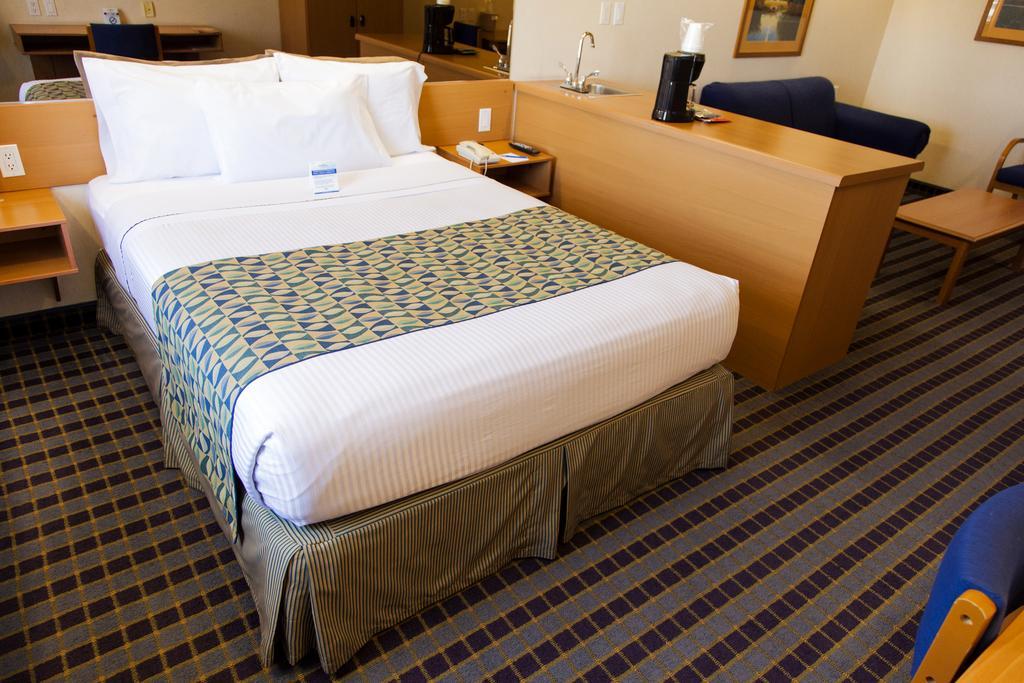 Microtel Inn & Suites By Wyndham Chihuahua Esterno foto