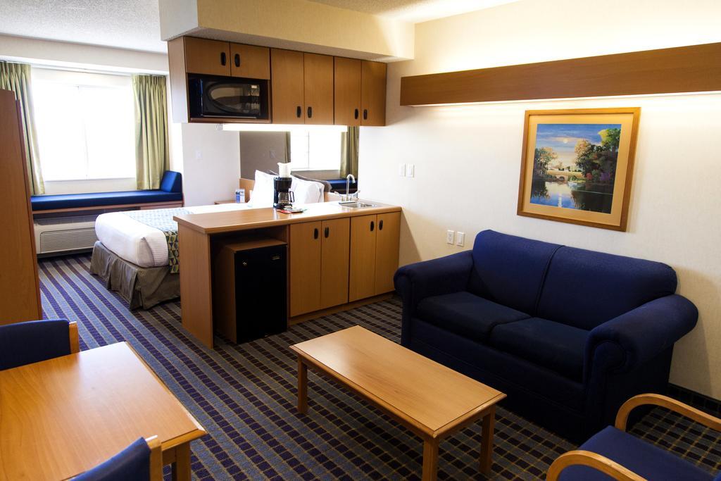 Microtel Inn & Suites By Wyndham Chihuahua Esterno foto
