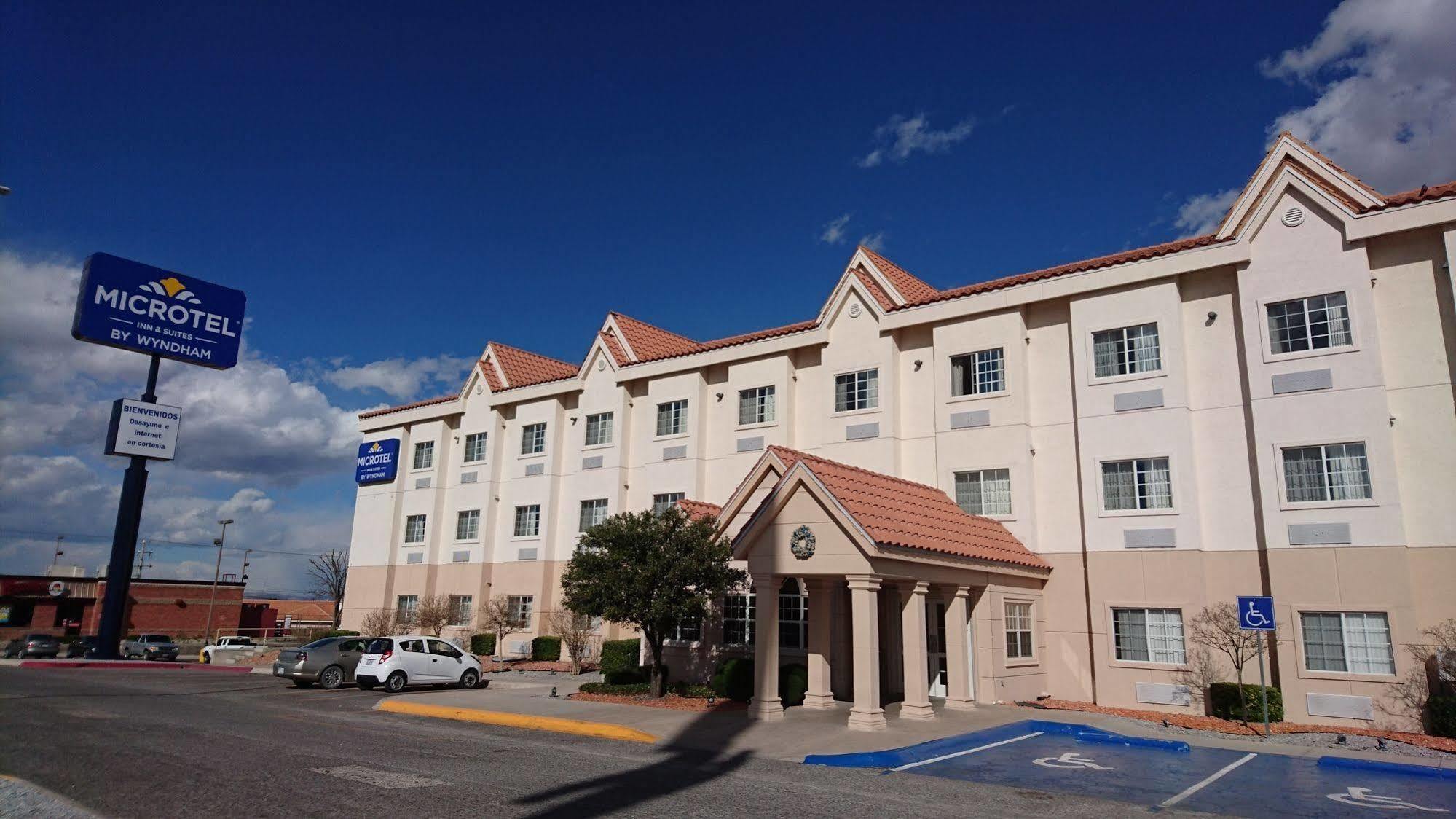 Microtel Inn & Suites By Wyndham Chihuahua Esterno foto
