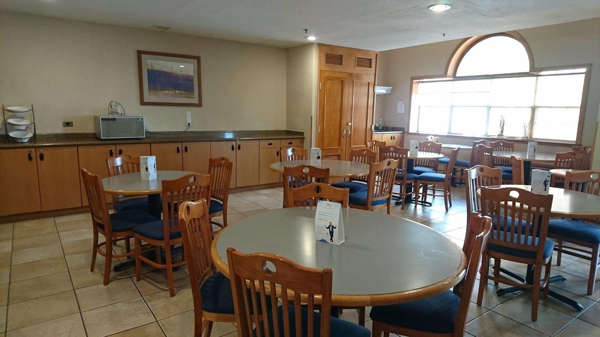 Microtel Inn & Suites By Wyndham Chihuahua Esterno foto